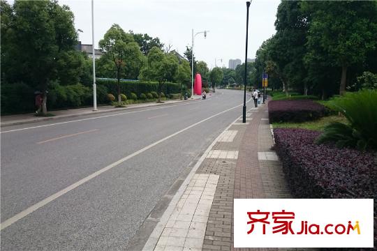 翠湖灣項(xiàng)目正前方100米處小石湖風(fēng)景