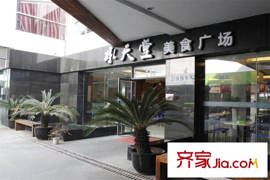 秦馀山莊項(xiàng)目北側(cè)1000米處美食廣場(chǎng)