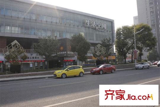 秦馀山莊項(xiàng)目北側(cè)1000米處美食廣場(chǎng)