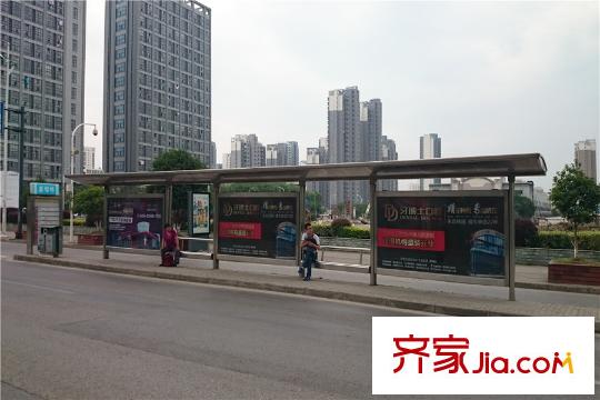 中天和景苑項(xiàng)目正前方100米處公交站