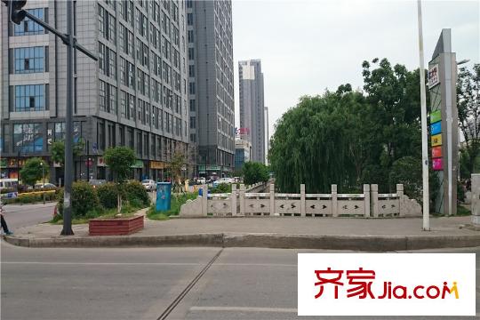中天和景苑項(xiàng)目正前方300米處商業(yè)街