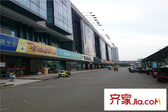 中天和景苑項(xiàng)目正前方300米處商業(yè)街