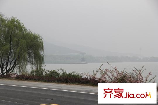 東山天境家和院小區(qū)環(huán)太湖大道正對(duì)面的太湖