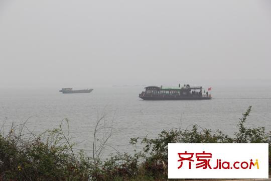 東山天境家和院小區(qū)環(huán)太湖大道正對(duì)面的太湖