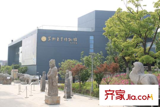 冠城大通瓏灣附近200米公交站臺