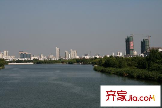 領秀冠南苑距護城河景觀帶約100米