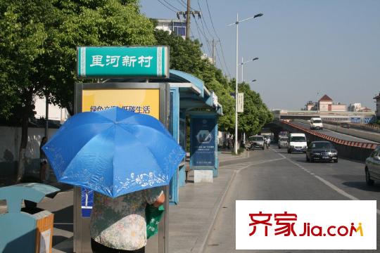 領秀冠南苑距里河新村公交站約100米