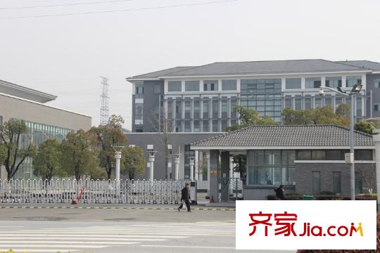 藍光COCO蜜園項目西邊約800米越溪中學