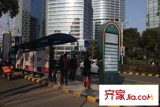 誠品居所向東250米圓融天幕街站臺