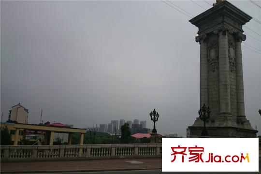 尚景灣項目西側(cè)1000米處風情街