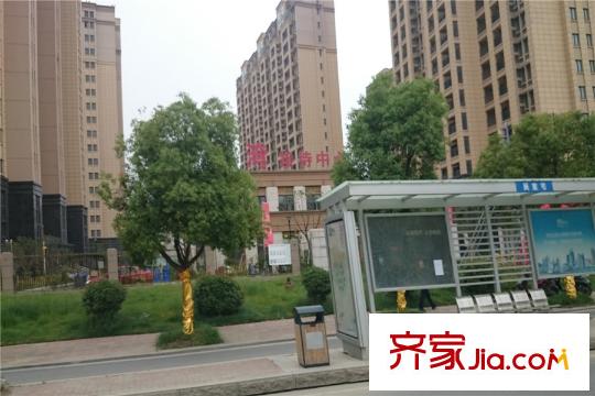 尚景灣項目東側(cè)10米處公交站