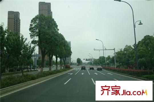 尚景灣項目東側(cè)10米處公路
