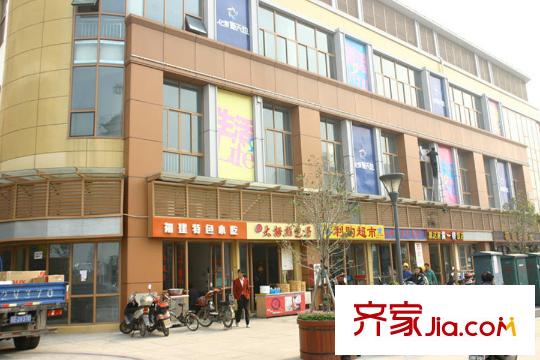 尚景灣項目東側(cè)2000米處商業(yè)街