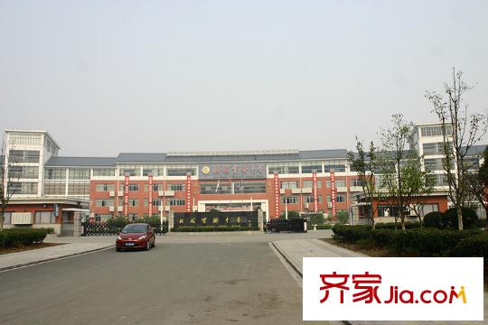 尚景灣向東南2公里相城實(shí)驗(yàn)中學(xué)正門