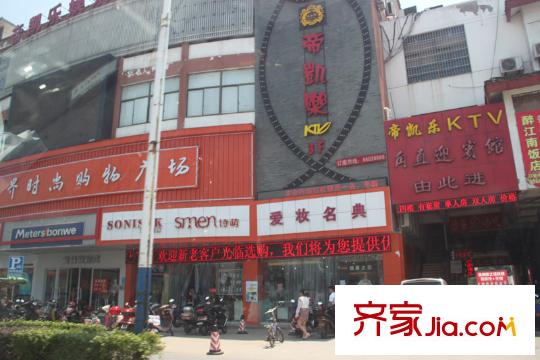 嘉盛香檳一號(hào)項(xiàng)目北邊1.8公里處平方米直古鎮(zhèn)旁的商業(yè)廣場(chǎng)