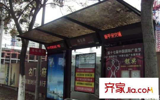陽光悅湖公館小區(qū)附近的公交站臺(tái)