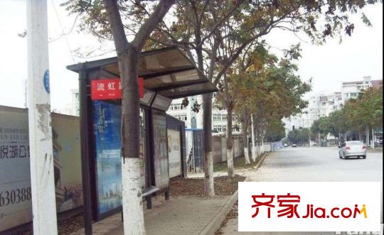 陽光悅湖公館小區(qū)附近的公交站臺