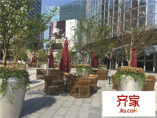 禧悅售樓處戶外休息區(qū)實景2015.6.5
