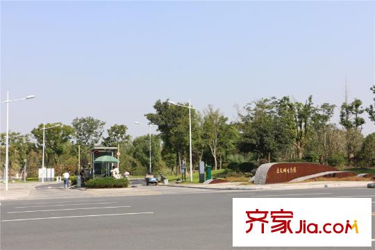 蘇州灣壹號項(xiàng)目北面10米東太湖生態(tài)園