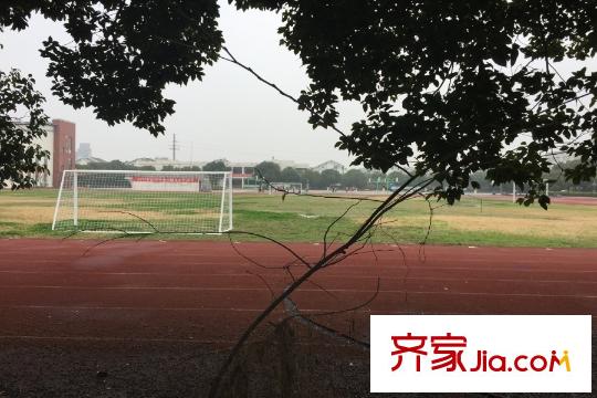 春天平方米墅小區(qū)正對面太平中學(xué)學(xué)校