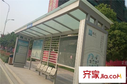 招商依云華苑西側(cè)100米處公交站臺