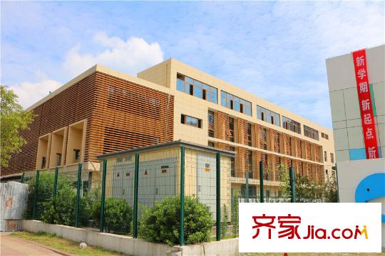 中銳府上項(xiàng)目向北50米的農(nóng)貿(mào)市場