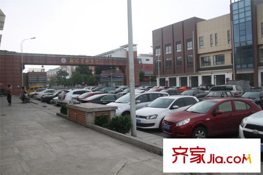 西湖君庭小區(qū)向南1000多米遠(yuǎn)的億象新天地