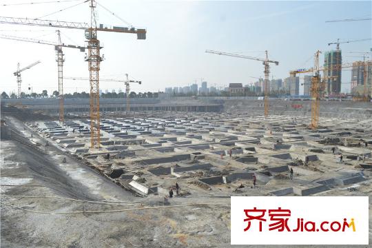 中海雙灣錦園項目北50米尹山湖商業(yè)水街工地