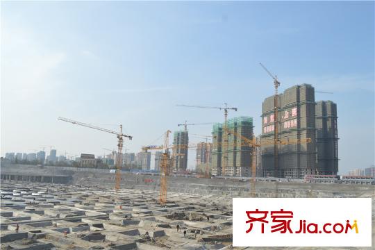 中海雙灣錦園項(xiàng)目北50米尹山湖商業(yè)水街工地