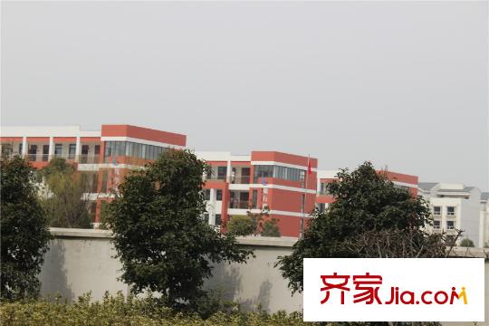 御湖灣項(xiàng)目西側(cè)800米郭巷中心小學(xué)