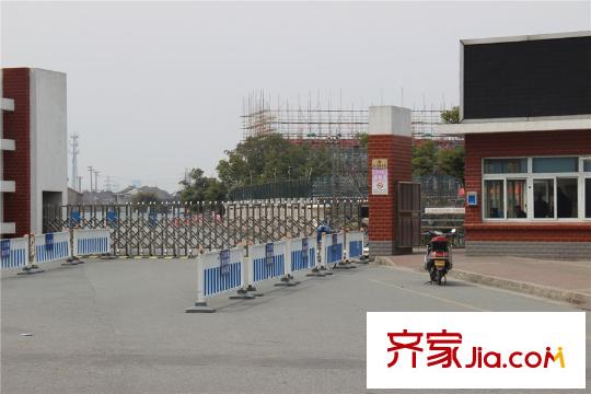 御湖灣項目西側(cè)800米郭巷中心小學(xué)