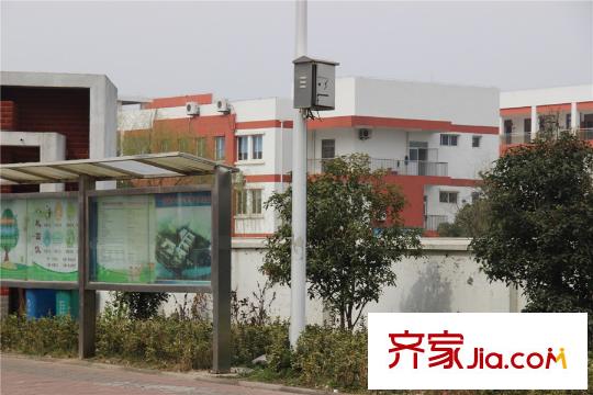 御湖灣項目西側(cè)800米郭巷中心小學(xué)