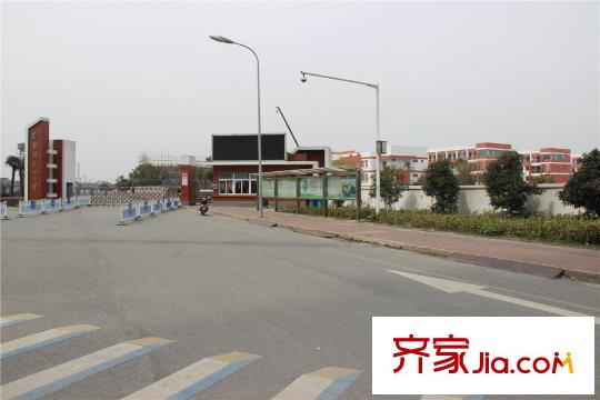 御湖灣項(xiàng)目西側(cè)800米郭巷中心小學(xué)