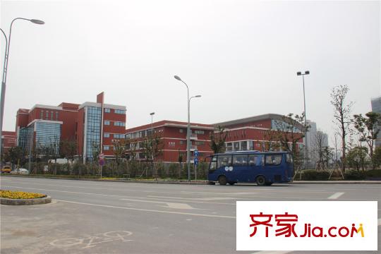 中茵御墅灣小區(qū)西側(cè)300米商業(yè)街 2015.3.17