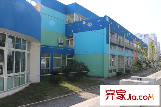 齊門(mén)人家項(xiàng)目南側(cè)一路之隔的鼎尚幼兒園