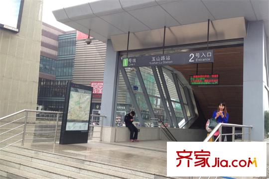 仁恒棠悅灣向北800米軌交1號線玉山路站
