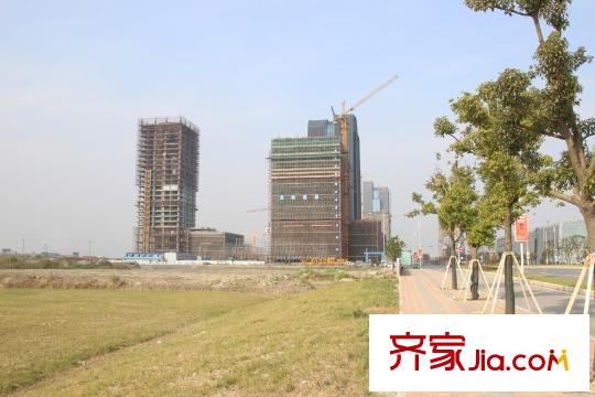 環(huán)秀湖花園向北500米左右高鐵商務(wù)廣場(chǎng)