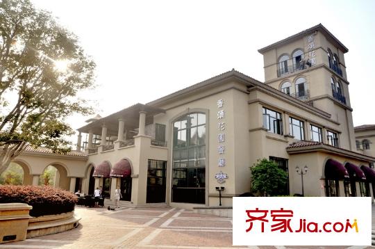 新湖明珠城小區(qū)內(nèi)部花園香頌餐廳