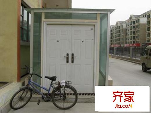 蘭鑫小區(qū)外景圖小區(qū)停車處