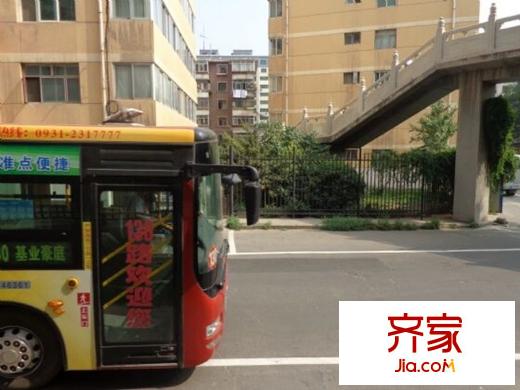 公交公司家屬院外景圖 