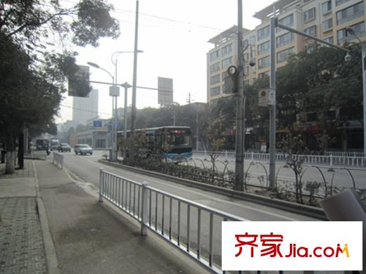 遠(yuǎn)達(dá)?錦繡半島敦煌路公交車道