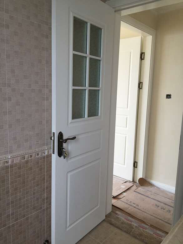 卫生间的门和门锁,门套和瓷砖相连的地方都打好了胶.