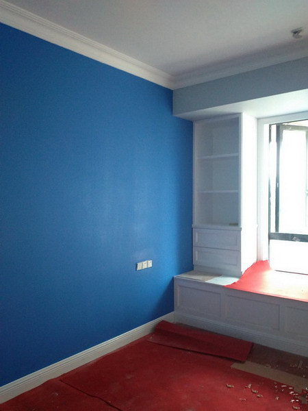 钟小安房间,蓝色墙和灰色墙.