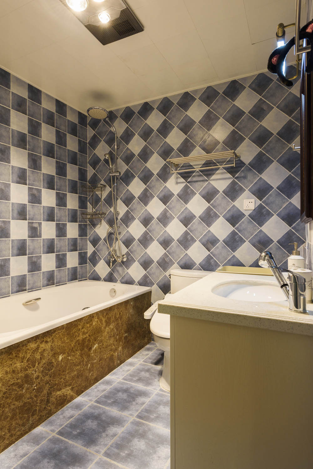 混搭风格,三居室装修,130平米装修,20万以上装修,卫生间,瓷砖,浴缸,蓝色