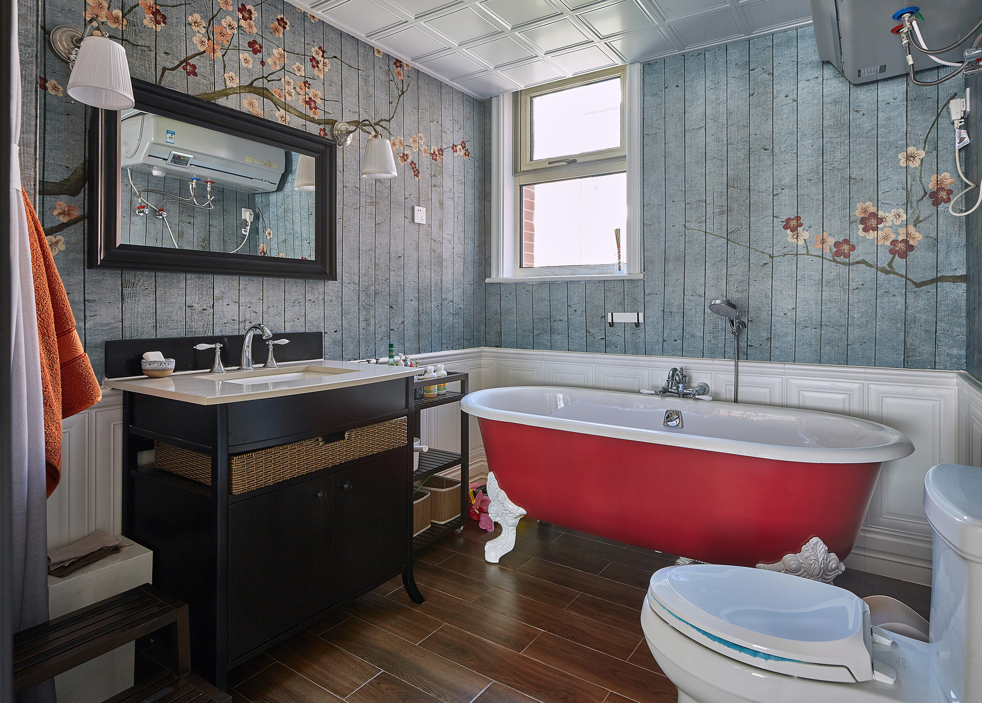 美式风格,三居室装修,130平米装修,20万以上装修,卫生间,洗手台,浴缸,红色,蓝色