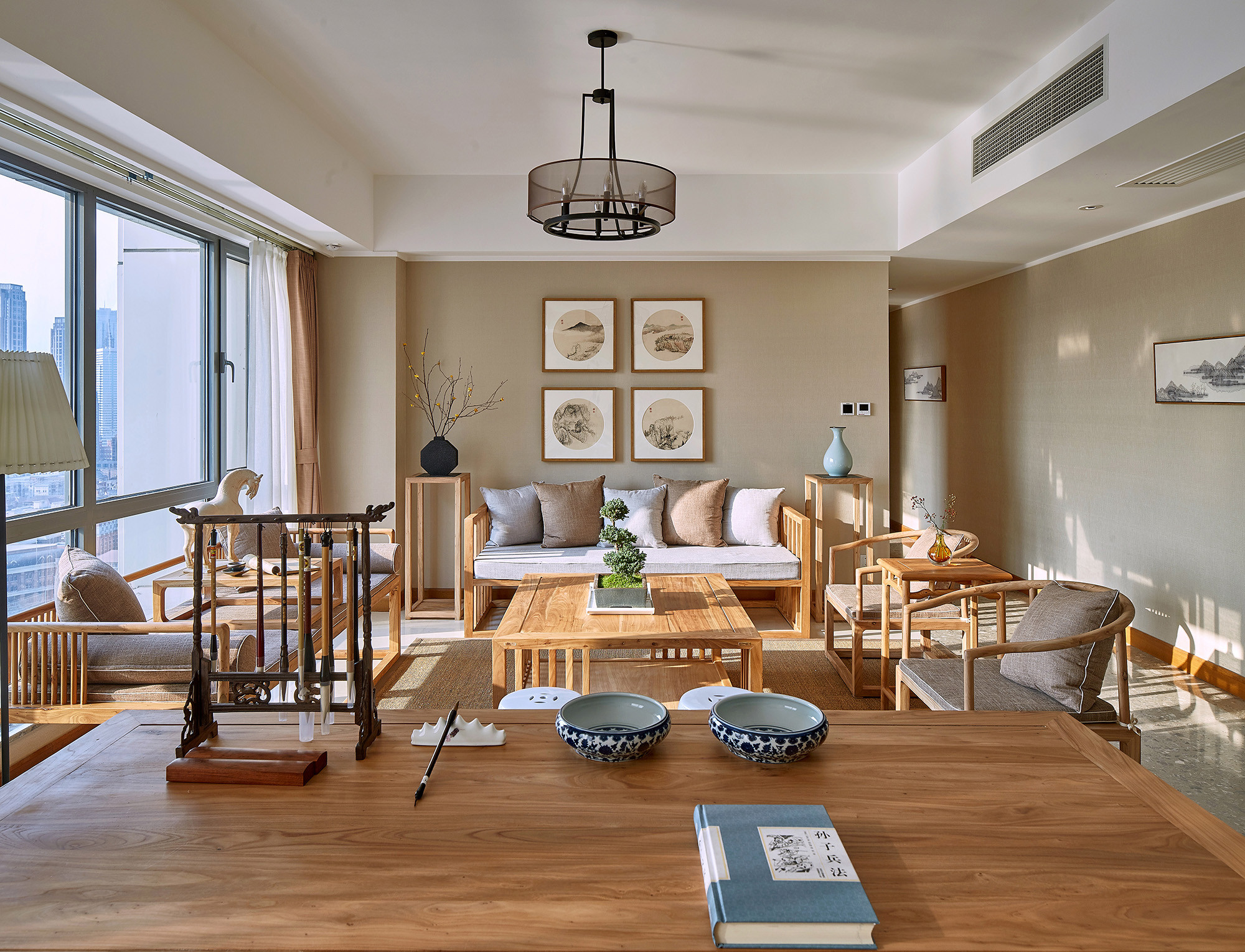 中式风格,20万以上装修,140平米以上装修,三居室装修,客厅,沙发背景墙,书桌,原木色