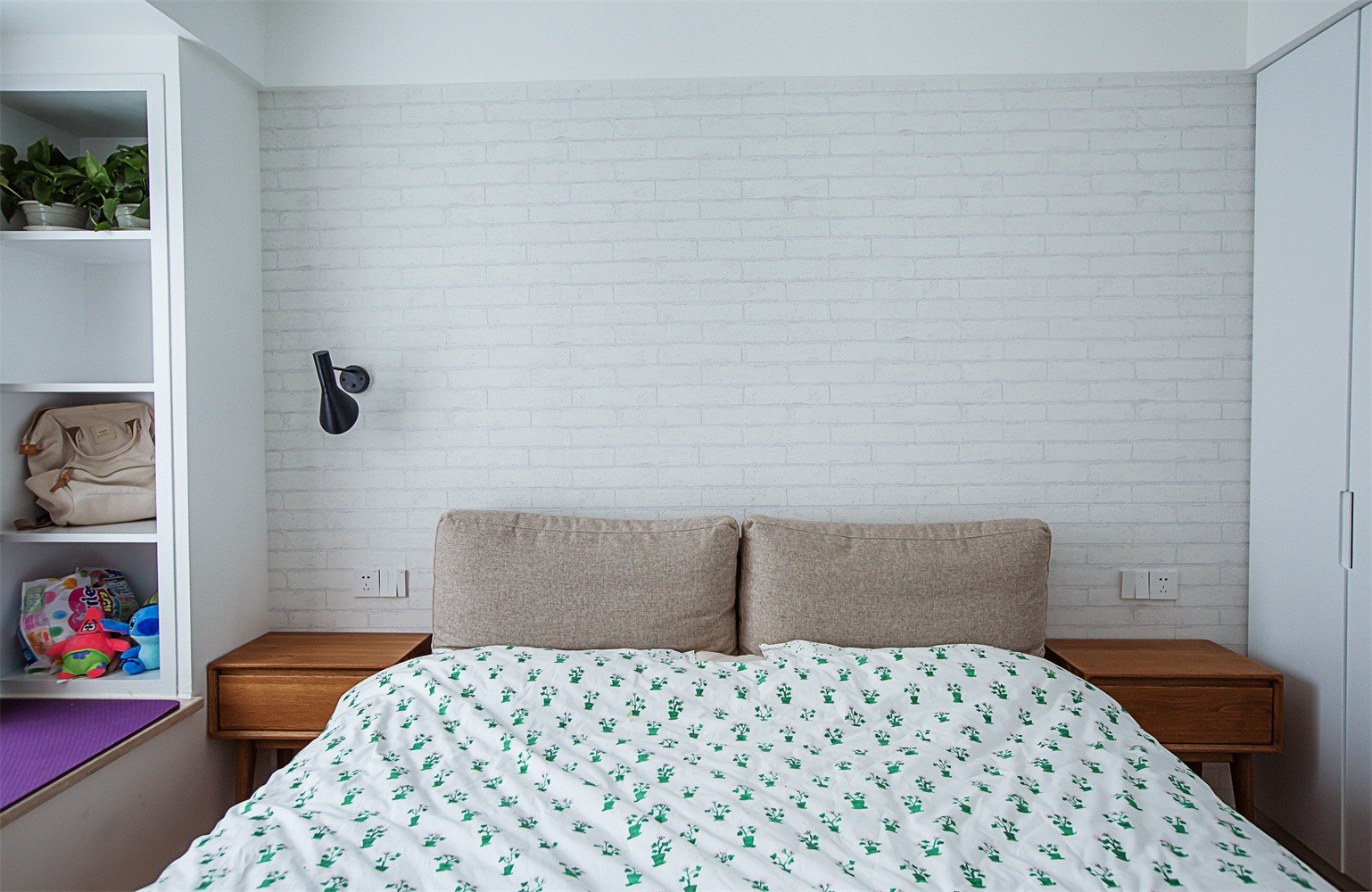床头背景墙是白色文化砖纹理的墙纸
