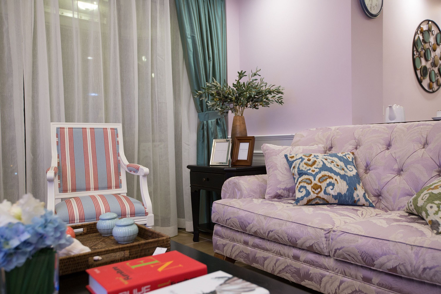美式风格,15-20万装修,90平米装修,三居室装修,客厅,沙发,紫色