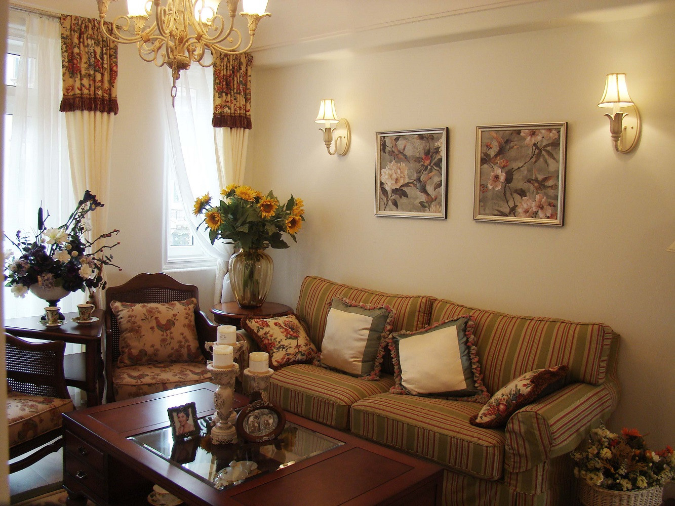 优雅温馨美室三居装修沙发背景墙图片