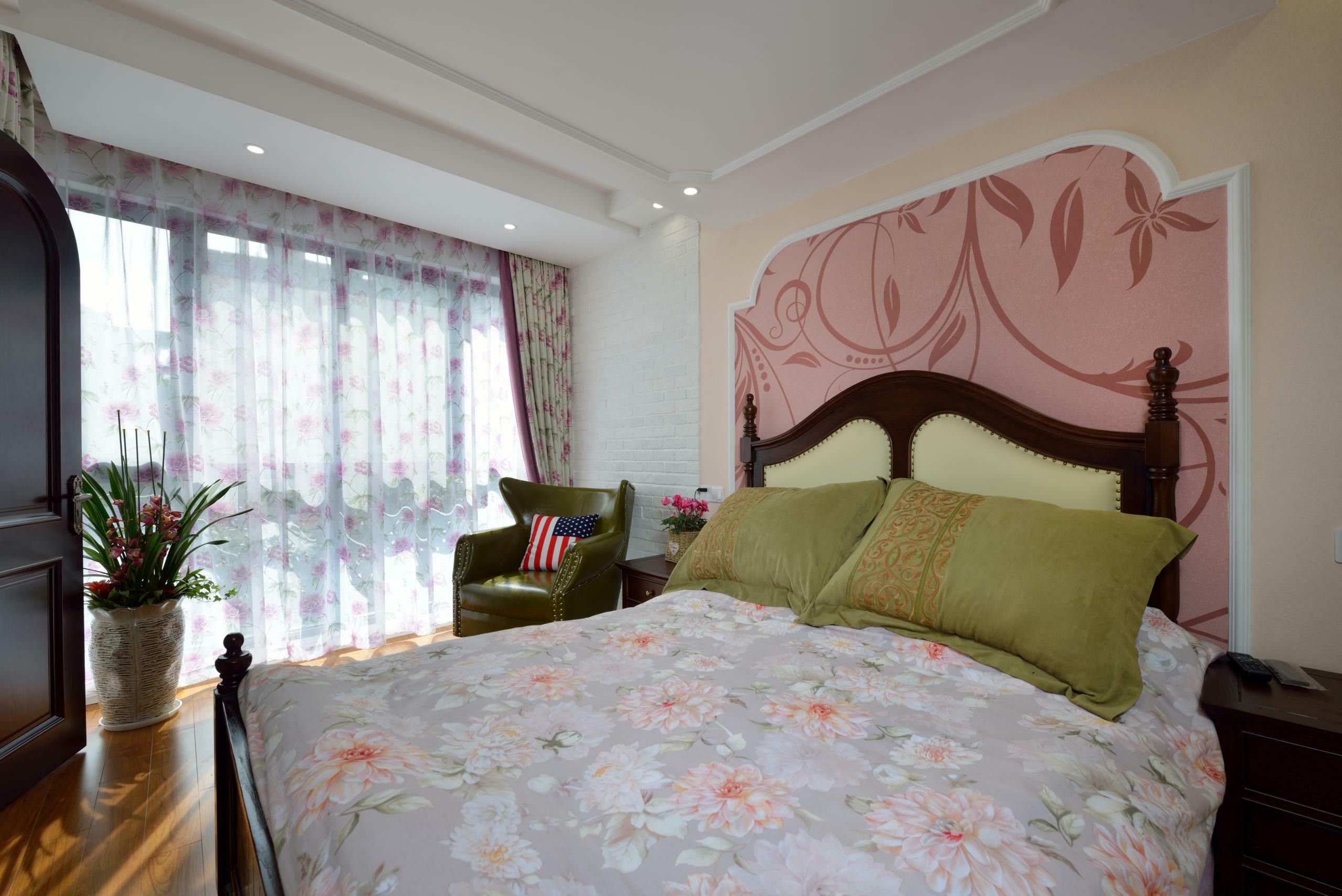 美式风格,四房装修,140平米以上装修,20万以上装修,卧室,窗帘,背景墙,粉色